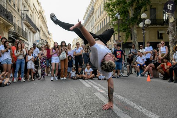 Ainsi le théâtre de l'Odéon a-t-il rapidement exprimé sur Twitter "son soutien total à l'équipe artistique et technique du  spectacle  "Carte noire nommée désir" de Rébecca Chaillon". Et l'institution de poursuivre : "Ces attaques sont inacceptables. L'Odéon est fier d'accueillir ce spectacle à partir du 28 novembre aux Ateliers Berthier et mettra tout en oeuvre pour porter la parole de ces artistes engagées tout en veillant à leur sécurité".
Un jeune homme présente ses talents de breakdance lors d'un spectacle de danse au Festival. Le Festival d'Avignon a débuté en France, offrant un mois de célébration du théâtre dans la cité médiévale. Organisée au centre d'Avignon, cette 77e édition propose un programme diversifié de spectacles. Photo par Igor Ferreira/SOPA Images/SPUS/ABACAPRESS.COM