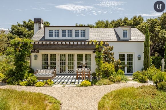 Voici un petit aperçu des lieux, et c'est absolument magnifique ! Ici, place à la devanture de la maison vue de l'extérieur : un vrai petit cocon.