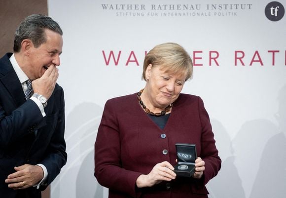 Hartmuth Jung, président de l'Institut Walther Rathenau, remet le prix Walther Rathenau 2021 à la chancelière allemande Angela Merkel (CDU) à Berlin, le 5 novembre 2021