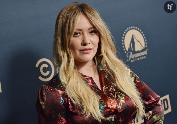 Dans un post Instagram du 8 mai 2019, Hilary Duff, maman de trois jolies têtes blondes, s'était affichée en train d'allaiter son bébé. Une photo accompagnée d'un message visant à déculpabiliser les mamans : "[...] Laissez-moi vous dire que se pomper les seins au travail est chiant !", avait-elle écrit.