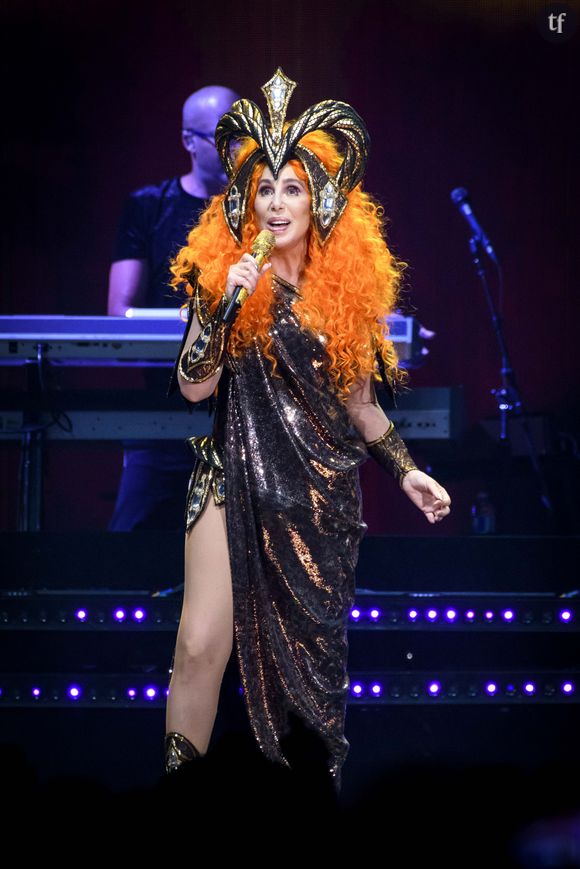 Cher s'aime comme elle est. Et c'est un fait : elle se trouve "jeune". En tout cas, éloignée de certaines de ses amies septuagénaires et octogénaires. Mais comment ? 
Cher en concert à Toronto le 22 avril 2019. 