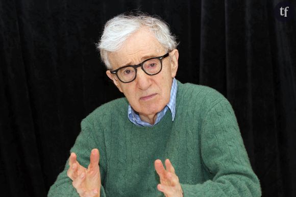 Woody Allen est sur une drôle de pente. Venu présenter son dernier film lors de la 80ᵉ édition de la Mostra de Venise (aux côtés de Roman Polanski et Luc Besson), qui s'est tenue du 30 août au 9 septembre 2023, le cinéaste, accusé d'agression sexuelle par sa fille adoptive, Dylan Farrow, n'est pas passé inaperçu.
Woody Allen lors d'une conférence de presse au Ritz Carlton Central Park South Hotel, le 14 octobre 2017