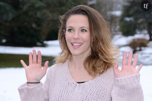 Lorie Pester assiste ç un photocall dans la neige pour la série D"emain Nous Appartient" lors du 20e Festival des Créations Télévisuelles de Luchon à Luchon, le 9 février 2018.