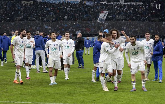 Folklore pour certains, homophobie décomplexée pour d'autres - sachant que l'un n'empêche hélas pas l'autre - force est de constater que le débat des chants de supporters lors des matchs de foot fait toujours rage. Qu'il soit totalement minimisé voir mis sous le tapis, ou bien érigé en combat intime et politique.