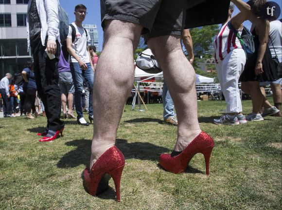 "Ces hommes prennent position contre les violences conjugales en marchant dans les chaussures des femmes. Depuis 2001, des hommes, des femmes et leurs familles du monde entier ont rejoint Walk a Mile in Her Shoes"
Photo by Zou Zheng/Xinhua//ABACAPRESS.COM