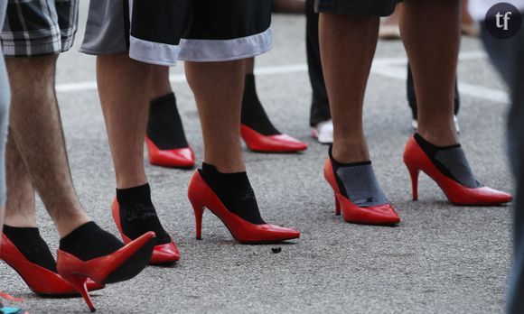 Le principe est limpide : des mecs défilent en talons aiguilles afin de dénoncer les violences sexuelles et de renverser les stéréotypes de genre.
Photo by Bill Greenblatt/UPI/ABACAPRESS.COM