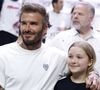 Et s'adresse à sa propre fille, Harper : "... j'en parle souvent à Harper et je lui dis : "Tu sais, si tu vois une petite fille, seule, dans un coin, cette petite fille, c'était maman et ça fait mal" 
Harper et David Beckham à Miami, avril 2022.