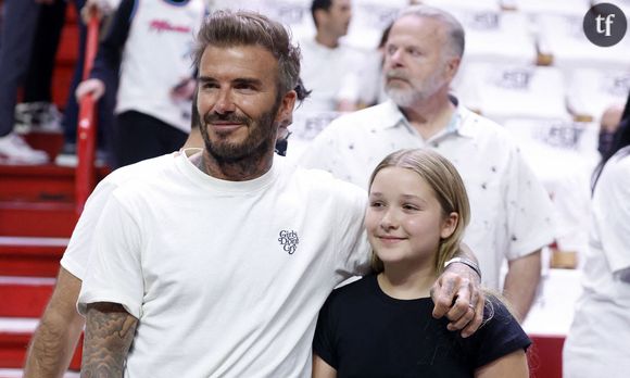 Et s'adresse à sa propre fille, Harper : "... j'en parle souvent à Harper et je lui dis : "Tu sais, si tu vois une petite fille, seule, dans un coin, cette petite fille, c'était maman et ça fait mal" 
Harper et David Beckham à Miami, avril 2022.