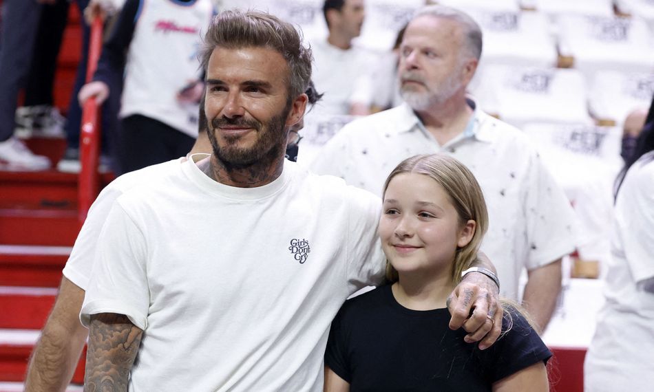 Et s'adresse à sa propre fille, Harper : "... j'en parle souvent à Harper et je lui dis : " Tu sais, si tu vois une petite fille, seule, dans un coin, cette petite fille, c'était maman et ça fait mal "
Harper et David Beckham à Miami, avril 2022.