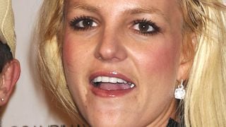 Trop sulfureuse ? Britney pose topless... Et se fait virer d'un hôtel !
