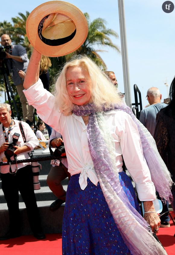 Geste déplacé, un euphémisme longtemps employé pour désigner une agression sexuelle. 
Brigitte Fossey - Montée des marches du film " Tori et Lokita " lors du 75ème Festival International du Film de Cannes. Le 24 mai 2022 © Dominique Jacovides / Bestimage 