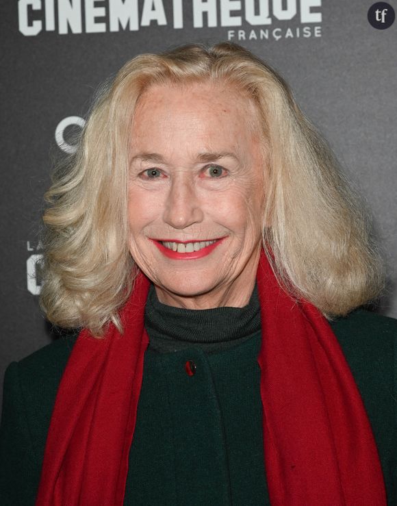 Brigitte Fossey décrypte : "C'est une scène sur le trouble, et je ne connais pas une seule fille qui n'ait pas été troublée à un moment donné par le geste déplacé d'un homme plus âgé".  
Brigitte Fossey au photocall de l'avant-première du film "Une femme de notre temps" à la cinémathèque française à Paris, France, le 29 septembre 2022. © Coadic Guirec/Bestimage 