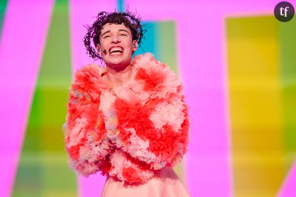  C'est aussi son look qui a détonné : car Nemo est apparu.e en jupette rose et collants, comme pour mieux bousculer les stéréotypes de genre.
Nemo, candidat représentant la Suisse, remporte le 68ème concours Eurovision de la chanson à Malmö (Suède), avec la chanson "The Code" (591 points), le 10 mai 2024.