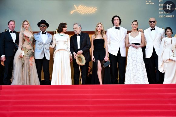 Le réalisateur américain Francis Ford Coppola (5e g) et les acteurs du film "Megalopolis" au 77e Festival de Cannes, le 16 mai 2024