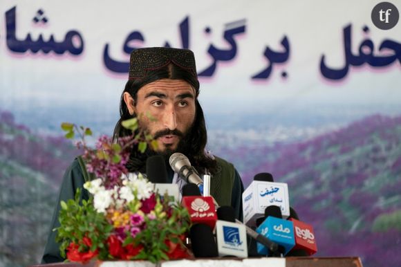 En Afghanistan, on célèbre les "poètes talibans" (oui oui, ca existe)... et les poétesses s'indignent  
Samiullah Hamas récite de la poésie lors du festival de poésie des fleurs pourpres dans le parc Tap-e-Gul Ghundi, à Charikar, en Afghanistan, le 17 avril 2024