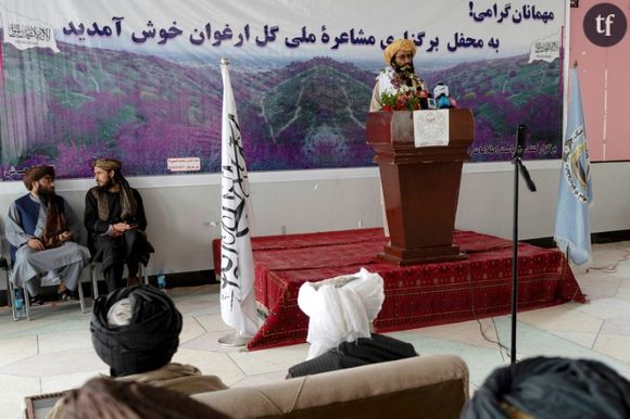 Le poète Mohammad Alim Bismal lit un poème lors du festival de poésie des fleurs pourpres dans le parc Tap-e-Gul Ghundi, à Charikar, en Afghanistan, le 17 avril 2024