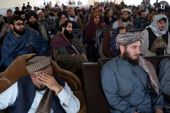 Des hommes écoutent de la poésie lors du festival des fleurs pourpres à Charikar, en Afghanistan, le 17 avril 2024