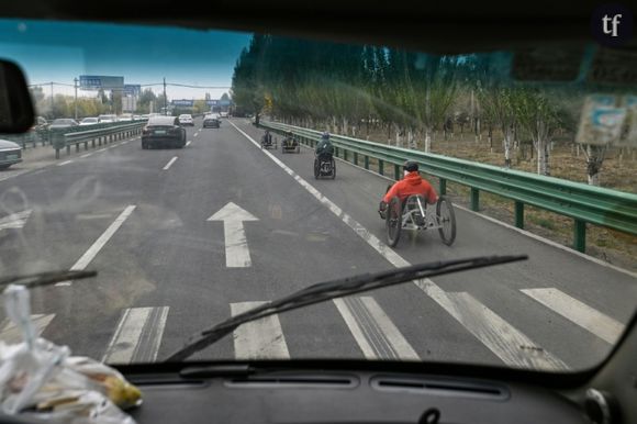 "Lutter contre les préjugés et s'ouvrir au monde" : en Chine, on propose des vélos aux cyclistes handicapés
Des membres du collectif Krankin' Thru China circulent en vélos à main sur une route de Hohhot, en Mongolie intérieure, dans le nord de la Chine, le 4 mai 2024