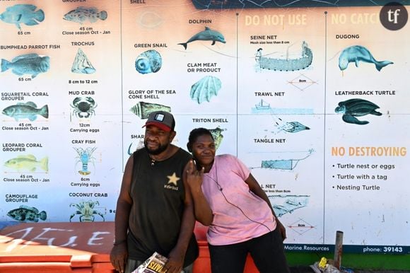 Dauphins, lézards, oiseaux, chauve-souris : aux îles Salomon, le trafic d'animaux est un fléau sans fin
Des habitants devant une affiche répertoriant les espèces protégées à Honiara, dans les îles Salomon, le 21 avril 2024