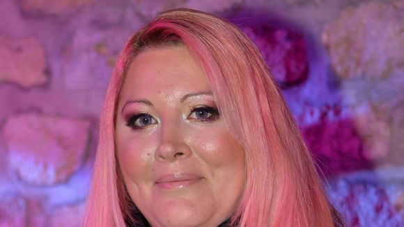 Loana : une teinture rose et le sourire pour la starlette