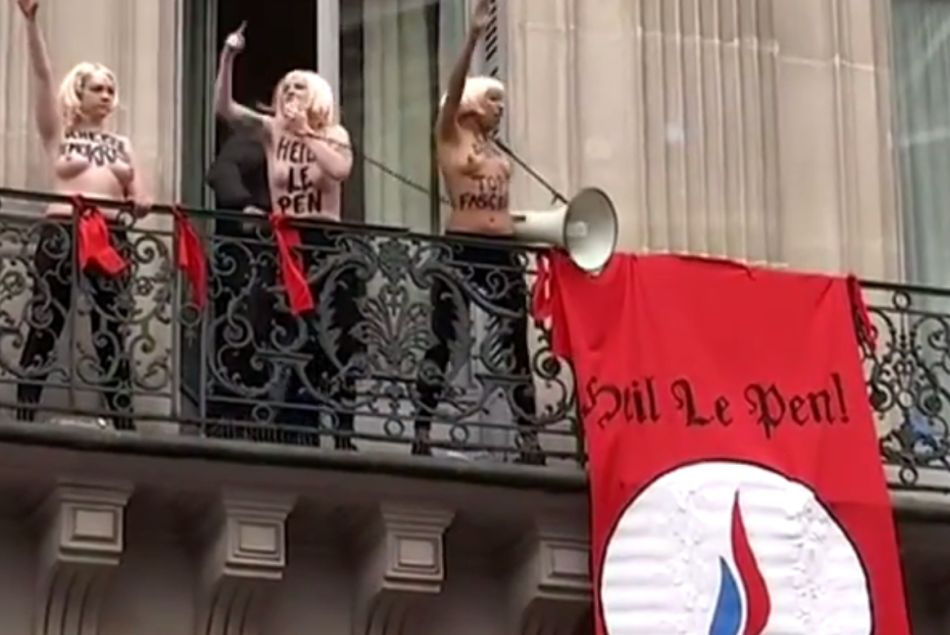 Les Femen pendant le discours de Marine Le Pen