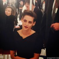 Kristen Stewart : ravissante en vamp sophistiquée au défilé Chanel Cruise Seoul (photos)