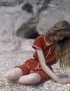 Christina, la jeune fille blonde photographiée sur une plage du Dorset en 1913 par Mervyn O'Gorman.