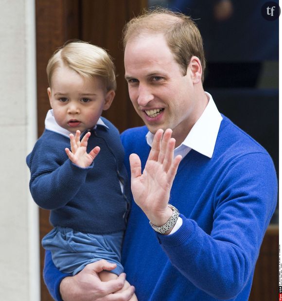 Le Prince George dans les bras du Prince William le jour de la naissance de Charlotte