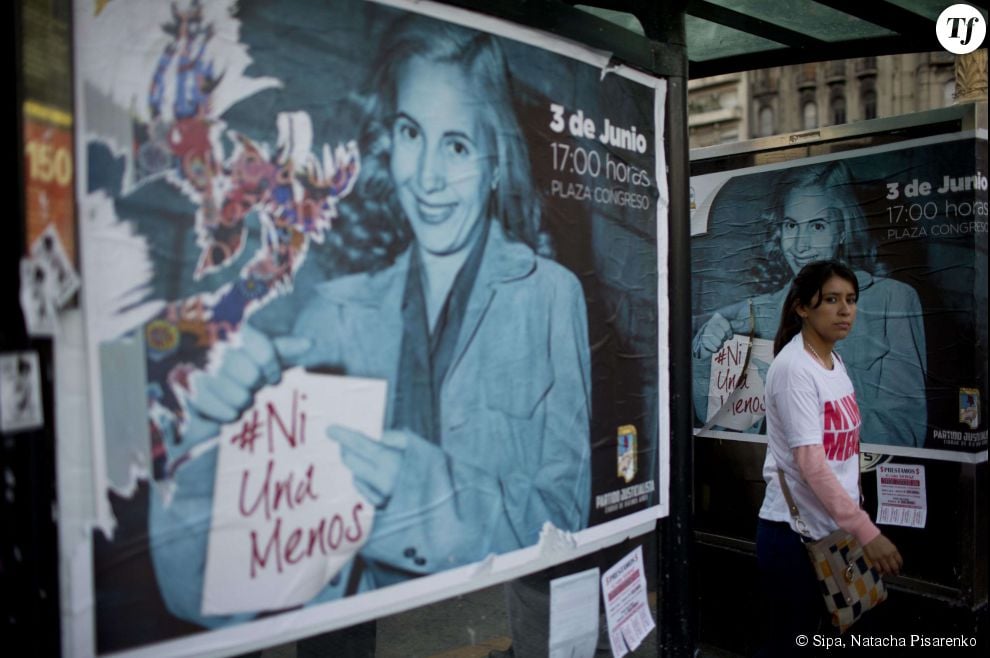 Une femme pase à côté du portrait de la première dame, Maria Eva Duarte de Peron, lors des manifestations à Buenos Aires en Argentine.