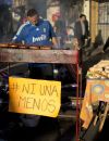 Un vendeur de sandwich lors des manifestations à Buenos Aires.
