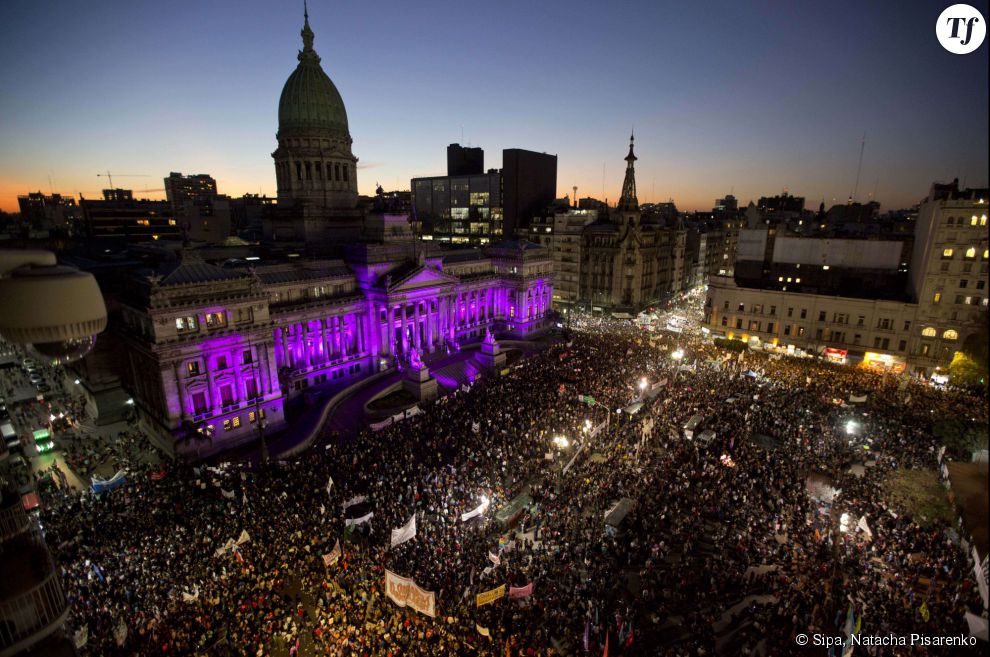 Une foule immense s&#039;est rassemblée devant le Congrès de Buenos Aires pour protester contre les violences envers les femmes.