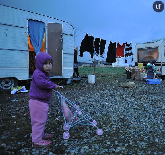 Une fillette dans un camp de roms près de Nantes