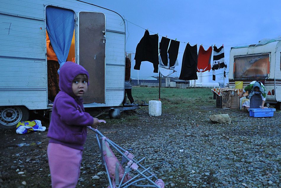 Une fillette dans un camp de roms près de Nantes