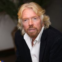 Richard Branson, boss parfait ? Il offre un an de congé paternité aux employés de Virgin