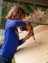 La petite Américaine construit elle-même des abris en bois pour SDF