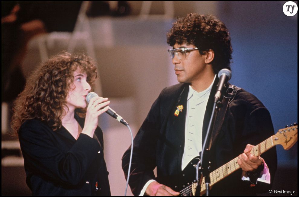  La chanteuse Elsa et Laurent Voulzy en duo, sur le plateau du téléthon en 1989. 
