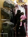 Une femme dans une boutique de lingerie en Arabie saoudite