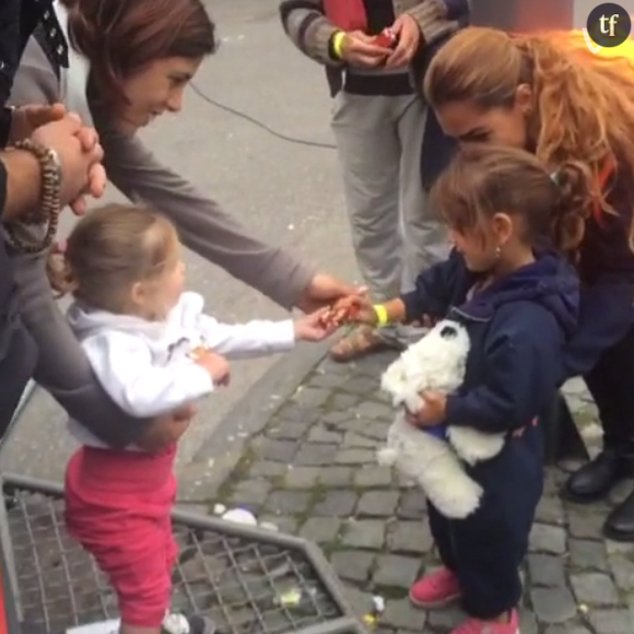 Le geste touchant d'une petite fille allemande à l'égard d'une enfant réfugiée