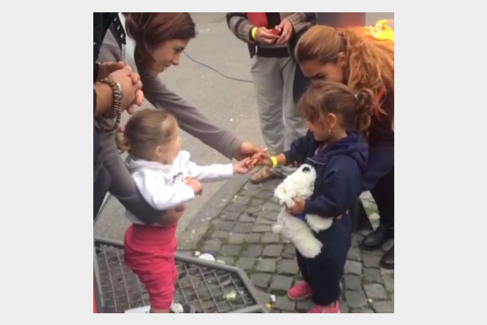 Le geste touchant d'une petite fille allemande à l'égard d'une enfant réfugiée