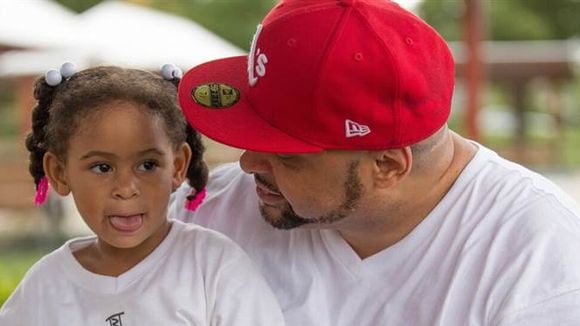 Un papa dédie une chanson à tous les enfants harcelés dans le monde