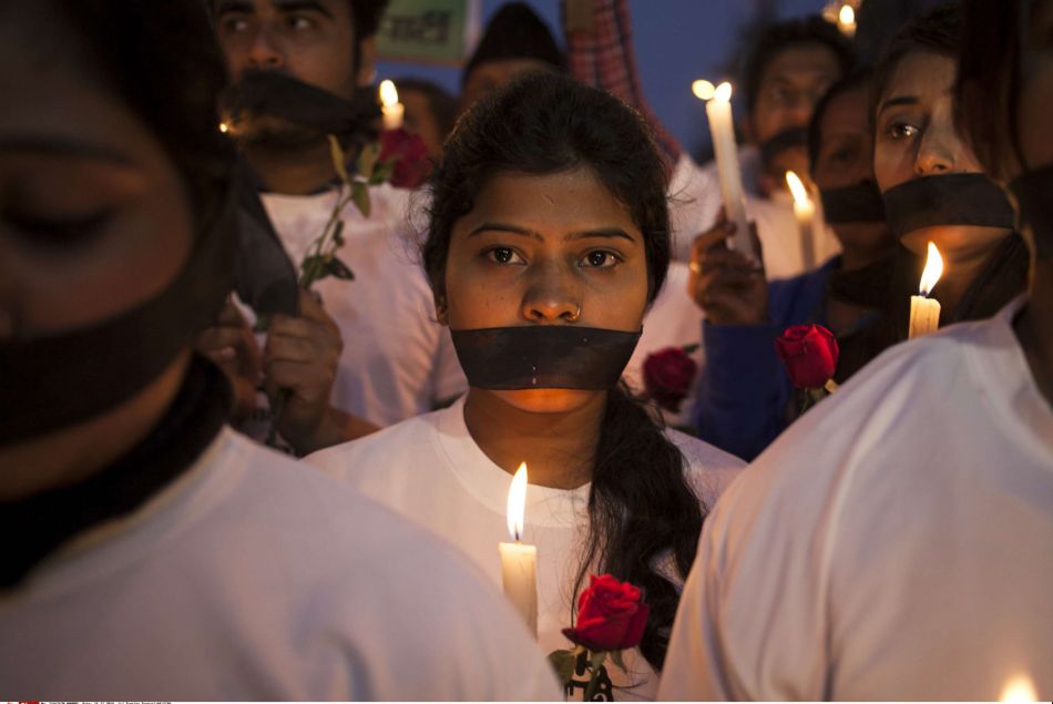 En Inde, les responsables politiques et religieux trouvent toutes les raisons du monde, même les plus insolites, pour justifier le viol et excuser les hommes...