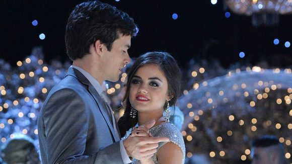 Pretty Little Liars saison 6 : Marlene King tease le retour du couple Aria / Ezra (photos)