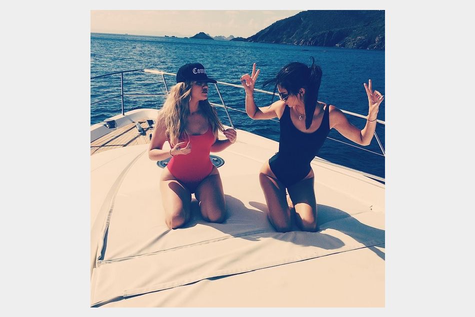 Khloé Kardashian et Kendall Jenner exposent leurs thighbrows