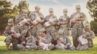 Ces femmes militaires posent en train d'allaiter leur bébé : une révolution ?