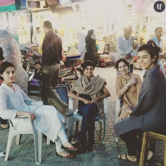 Des femmes dans un dhaba de Lahore, au Pakistan.