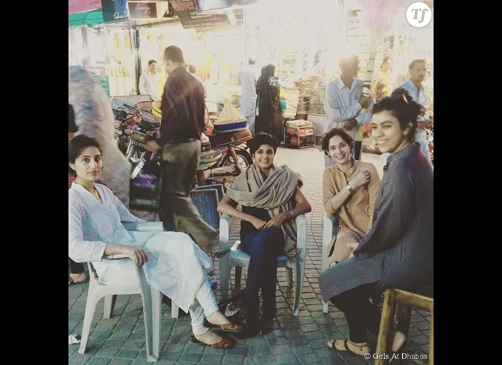 Des femmes dans un dhaba de Lahore, au Pakistan.