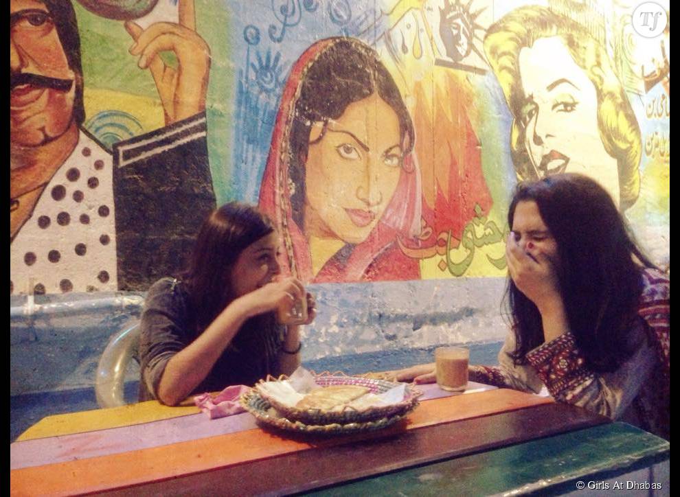 Deux femmes dans un dhaba de Karachi.