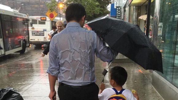 Le "papa au parapluie" fait fondre les internautes