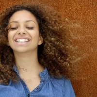 Cheveux bouclés : comment dompter sa chevelure frisée en 5 minutes chrono ?