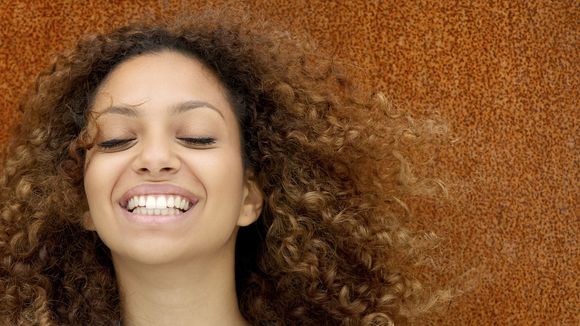 Cheveux bouclés : comment dompter sa chevelure frisée en 5 minutes chrono ?